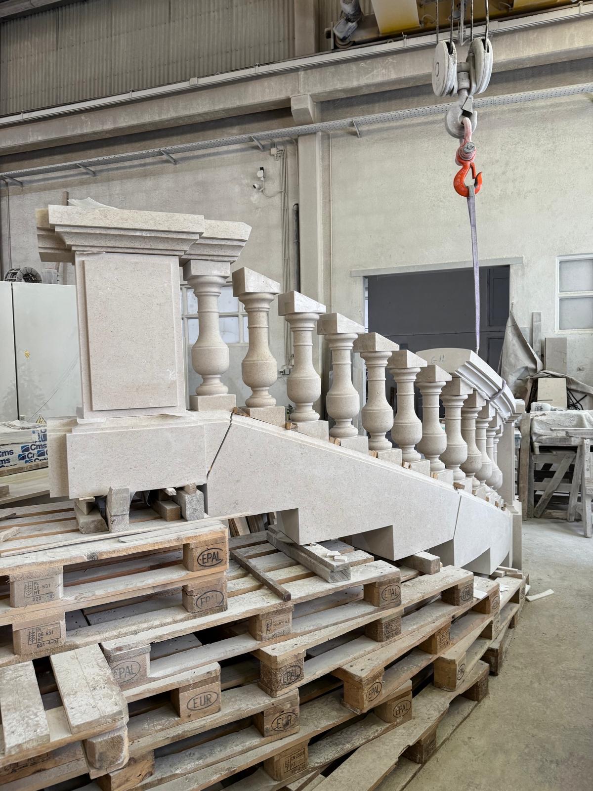 balaustra in pietra massiccia scolpita da Lusorochas